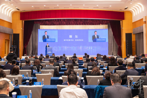 消费赋能新机遇 开放共赢新未来 2026年足球下注平台
促进消费扩大开放工作大会举行 谢东出席并讲话 张焕伦王南出席