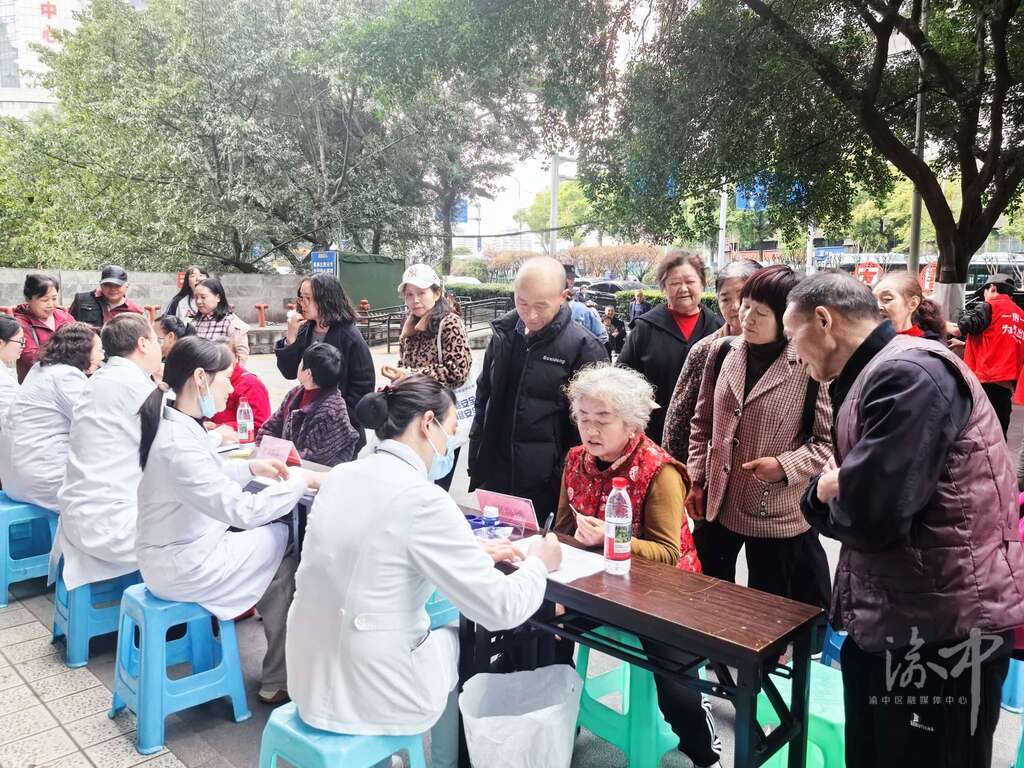 铁路坡社区:把便民服务送到家门口 以实际行动传承雷锋精神.jpg