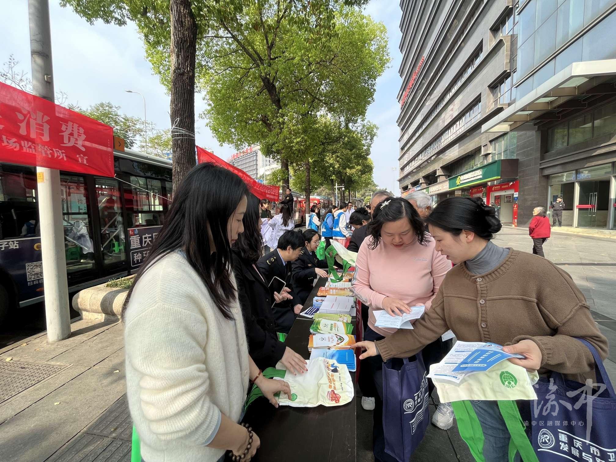 两路口街道:普及维权知识 守护舌尖安全.jpg